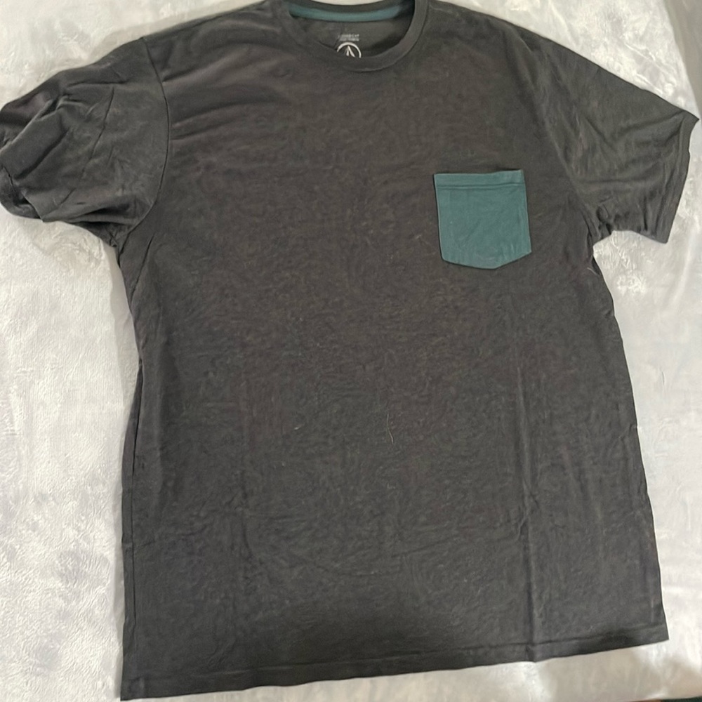 Volcom pocket t shirt   Great condition size xl.  Heather Grey w/ green pocket
